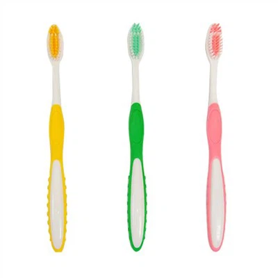 थंब पैड के साथ वयस्क टूथब्रश को धीरे से साफ करना